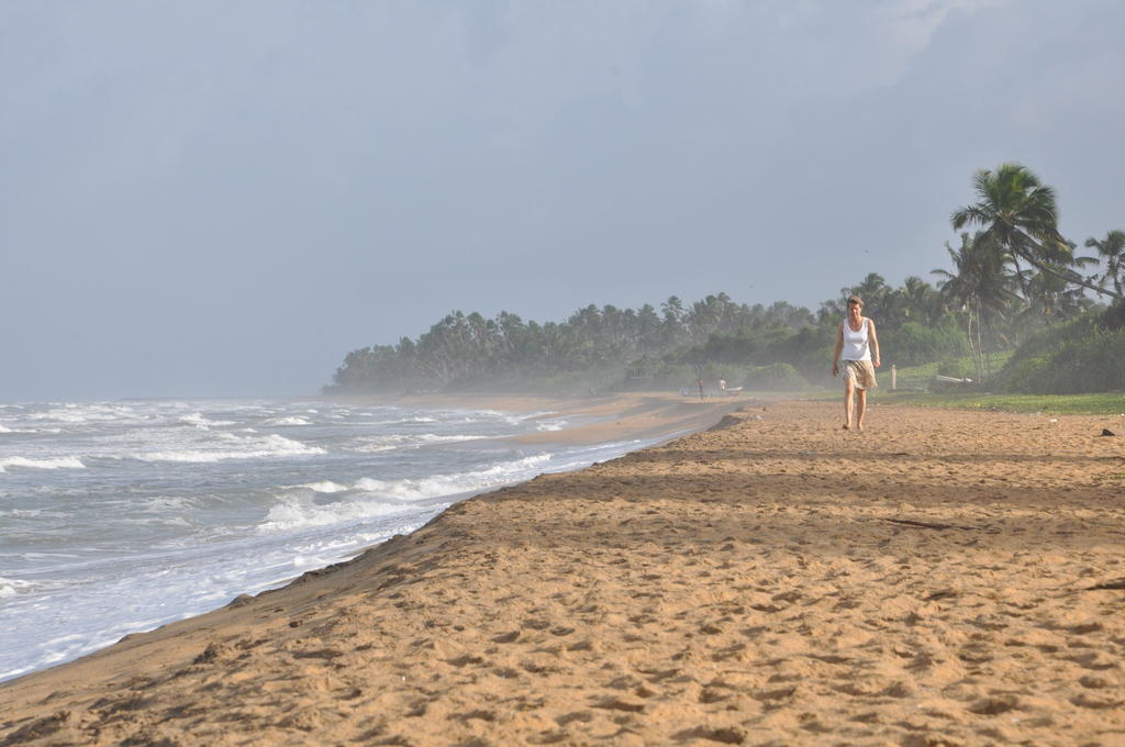 Laya Beach Hotell Wadduwa Exteriör bild